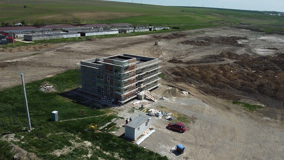 Vedere aeriană a Parcului Industrial Lețcani în construcție, cu clădirea administrativă și terenul amenajat