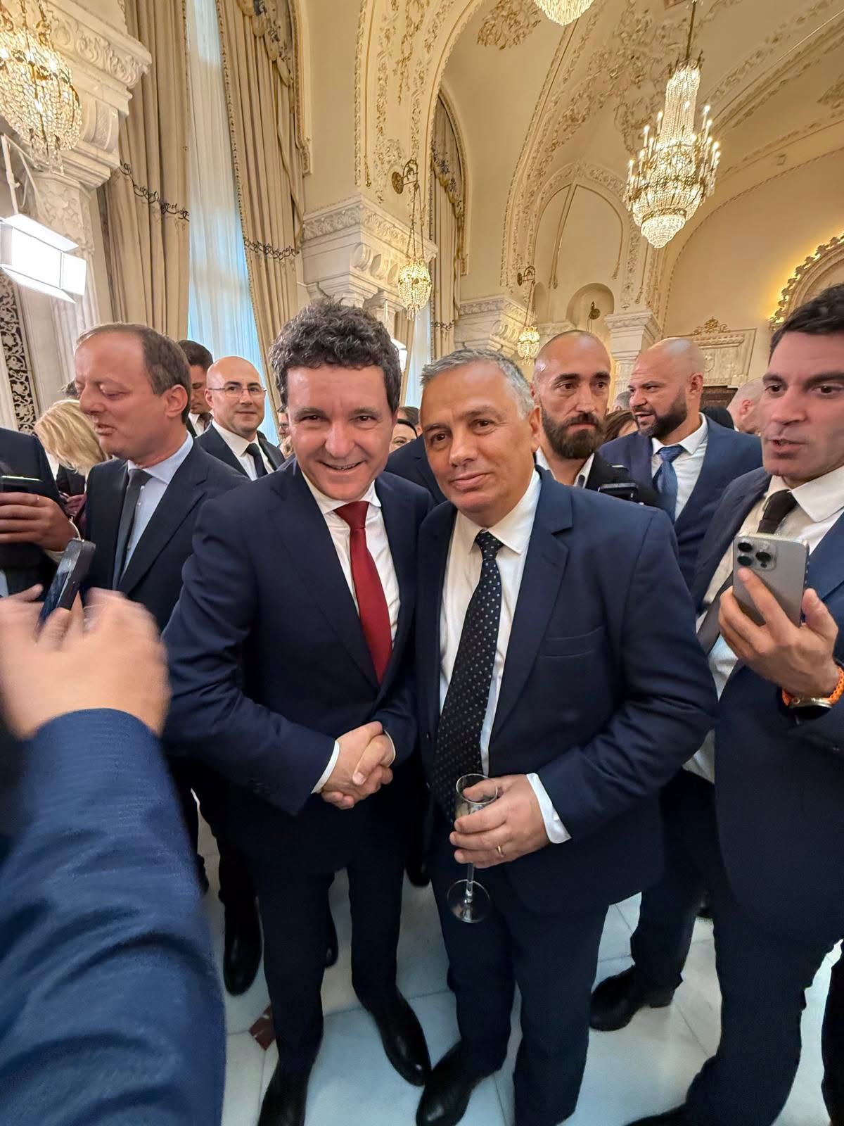 Petru Movilă alături de Nicușor Dan, într-un grup de oameni