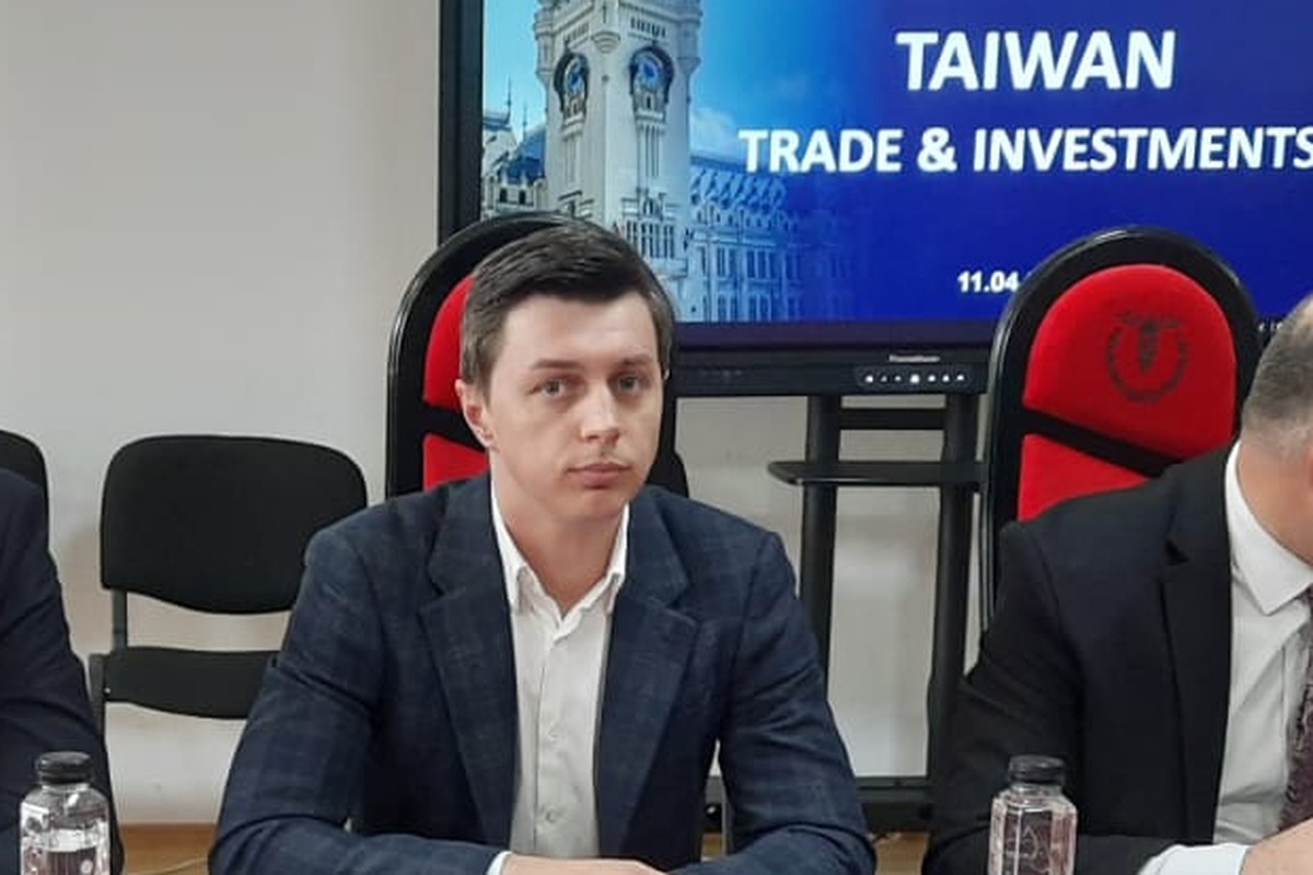 Răzvan Timofciuc, în sacou bleumarin, la o masă de discuții