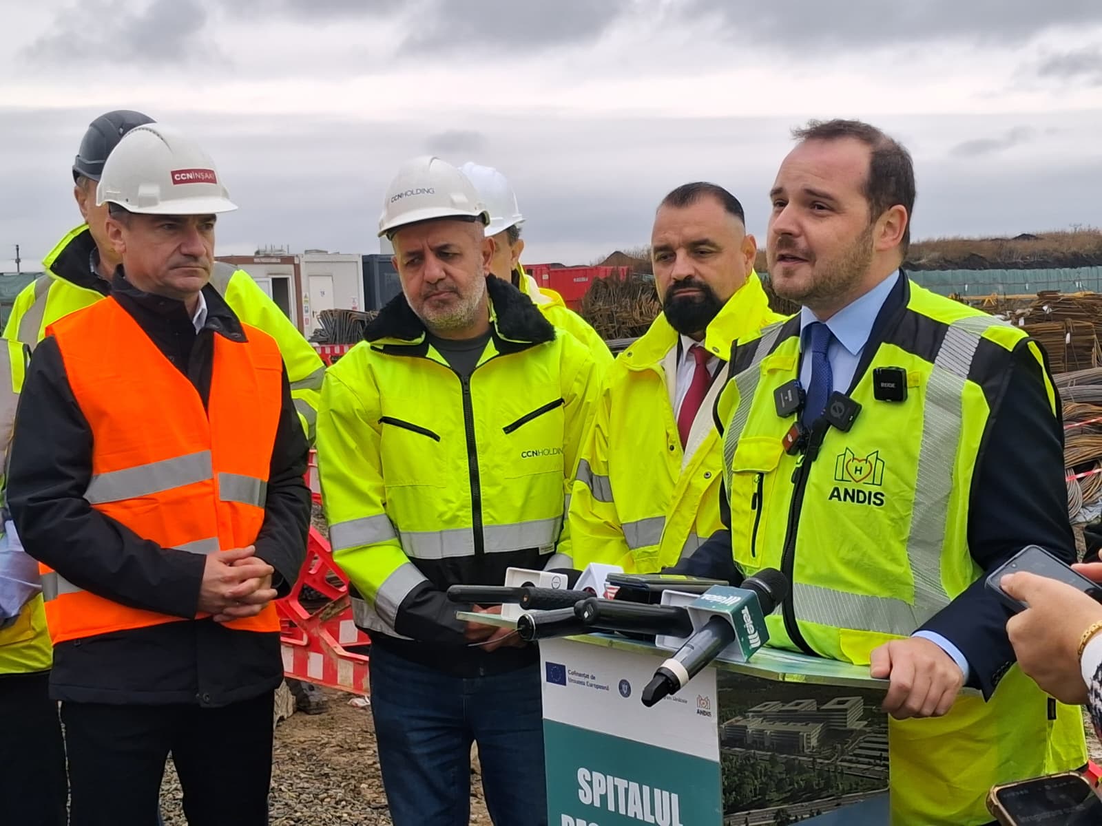 Alexandru Rogobete alături de reprezentanții constructorului, pe șantierul Spitalului Regional Iași