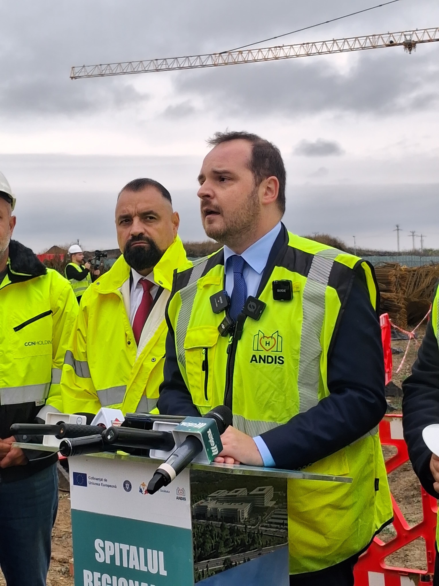 Alexandru Rogobete la pupitru, pe șantierul Spitalului Regional de Urgență din Iași