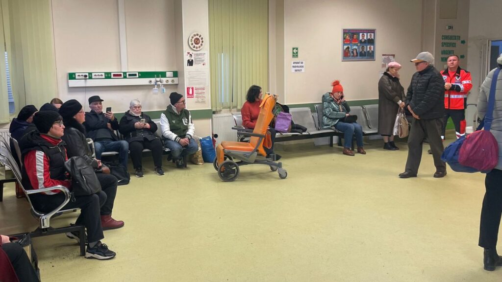 Pacienți care așteaptă pe scaune în sala de așteptare a unității de primiri urgențe