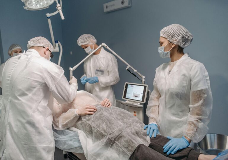 Echipă medicală în timpul unei intervenții chirurgicale