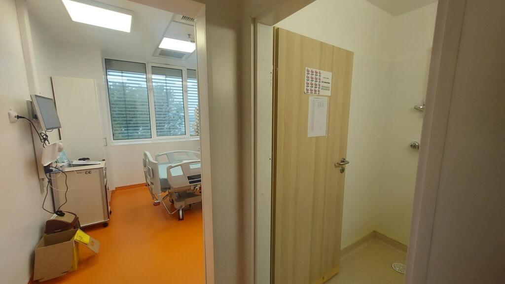 Salon din Spitalul de Recuperare Iași, cu pat medical și mobilier nou