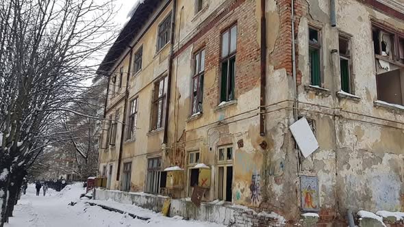 Clădirea părăsită de pe Sărărie înainte de demolare, cu tencuiala căzută și ferestre sparte
