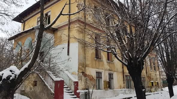 Clădirea părăsită de pe Sărărie, cu scara exterioară, înainte de demolare