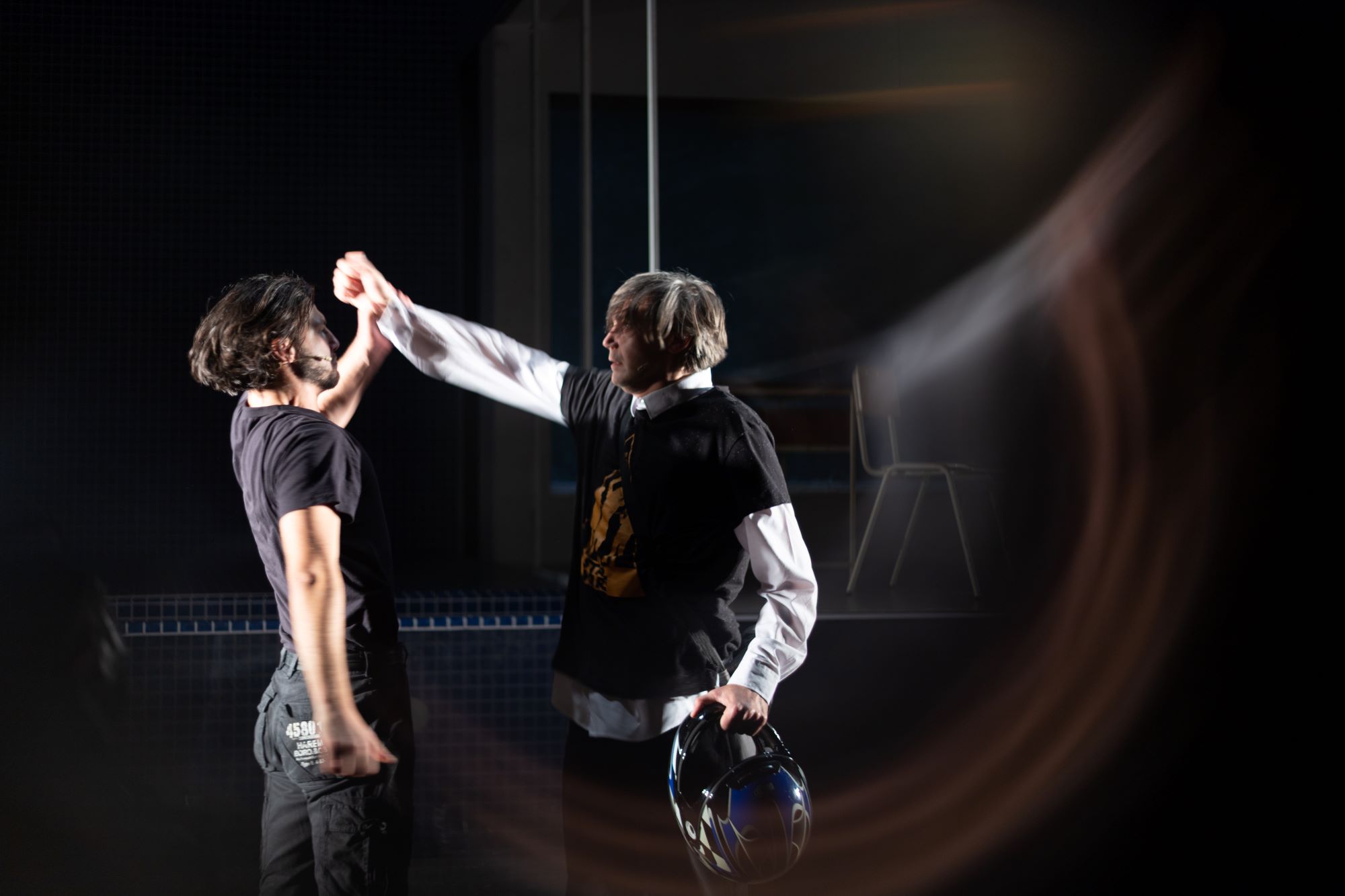 Scenă din spectacolul Martiri, cu doi actori într-o confruntare pe scenă, fotografiată de Andrei Popovici