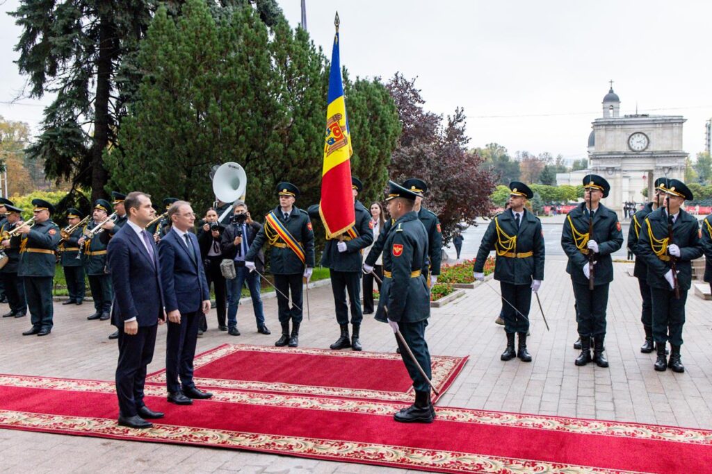 Premierii Vasile Tofan și Luca Niculescu la ceremonia de primire de la Guvernul Republicii Moldova, 27 octombrie 2026