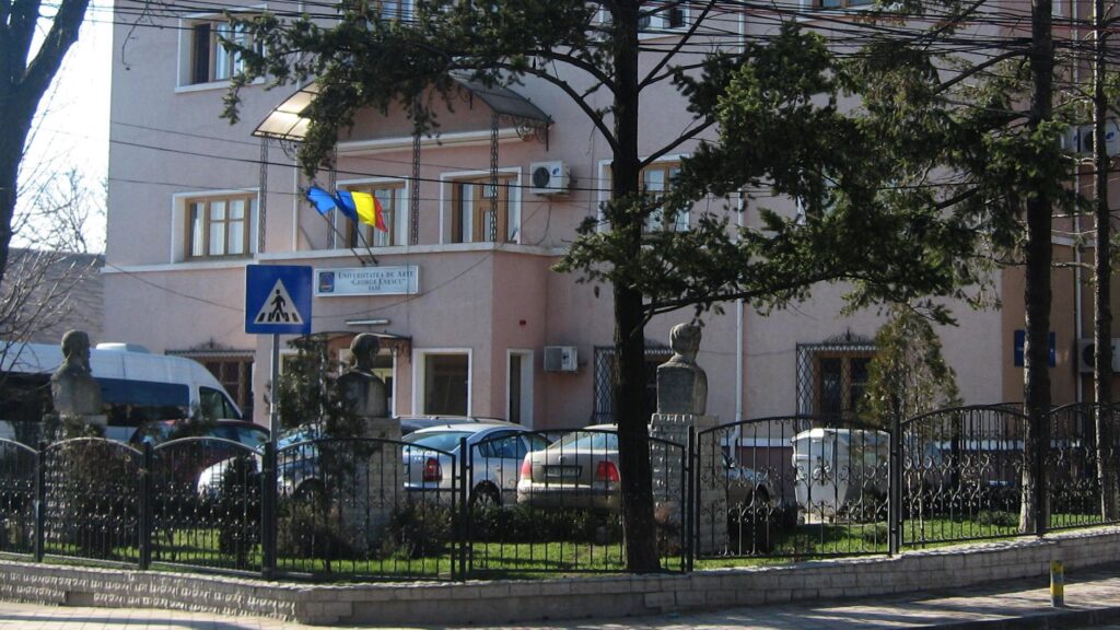 Festivalul Meridian la Iași: intrarea Universității Naționale de Arte „George Enescu”, cu busturi în curte