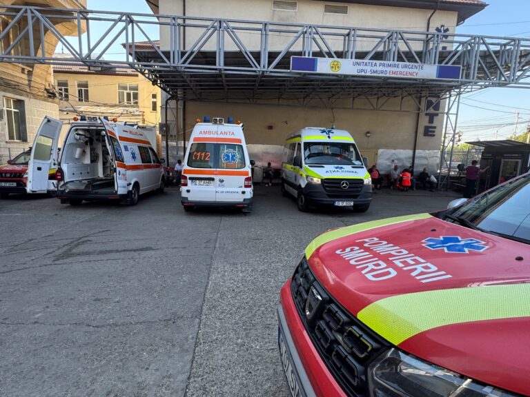 Ambulanțe parcate sub copertina unității de primiri urgențe de la Sf. Spiridon