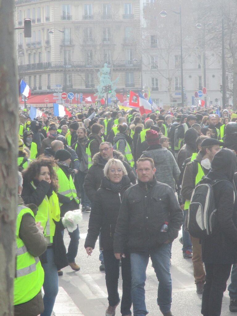 Mulțime de manifestanți în veste galbene pe o stradă din Paris