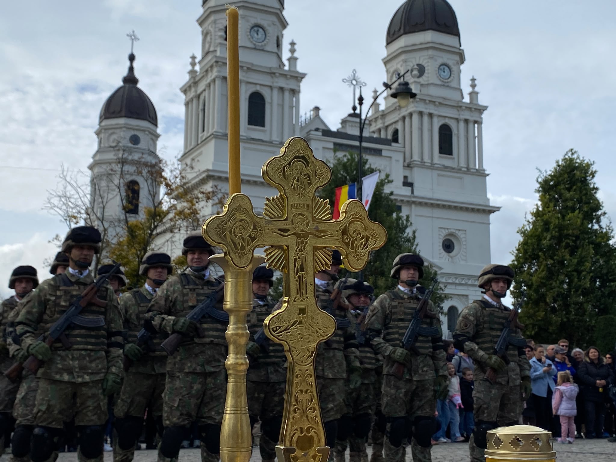 Militari aliniați în fața Catedralei Mitropolitane din Iași, cu crucea în prim-plan