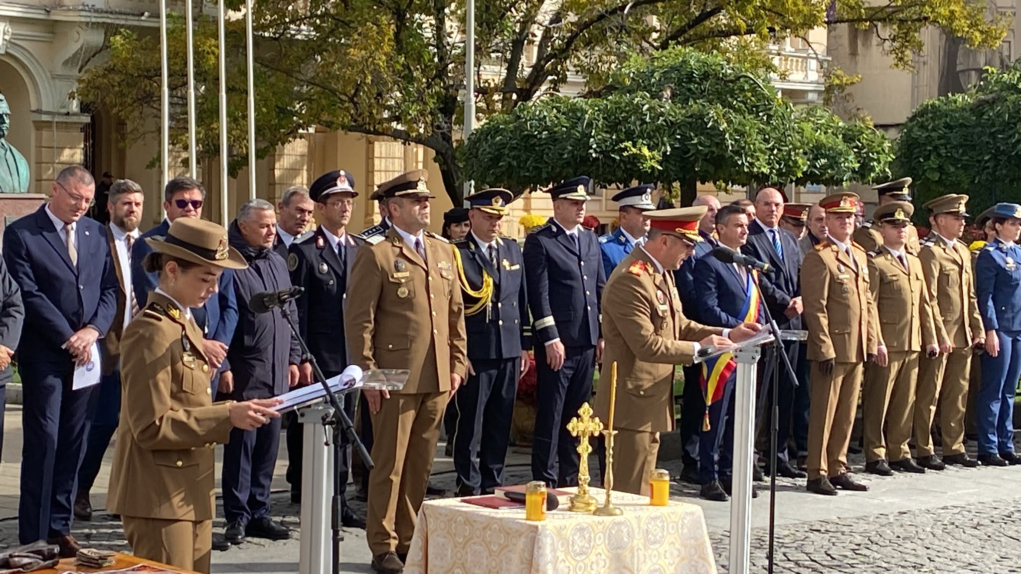 Oficialități civile și militare la ceremonia de Ziua Armatei din fața Primăriei Iași