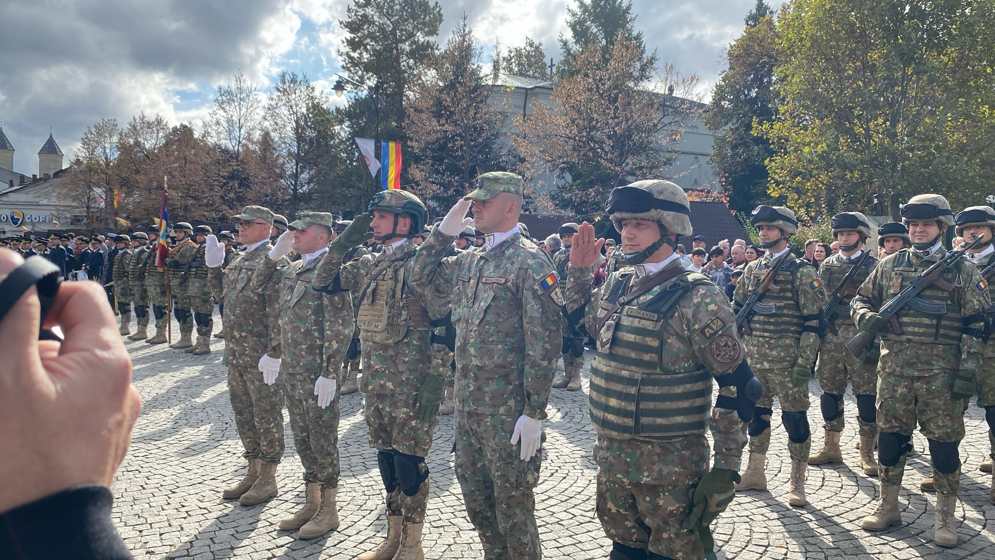 Militari ai Brigăzii 15 Mecanizate „Podu Înalt” în poziție de onor, pe Pietonalul Ștefan cel Mare și Sfânt din Iași