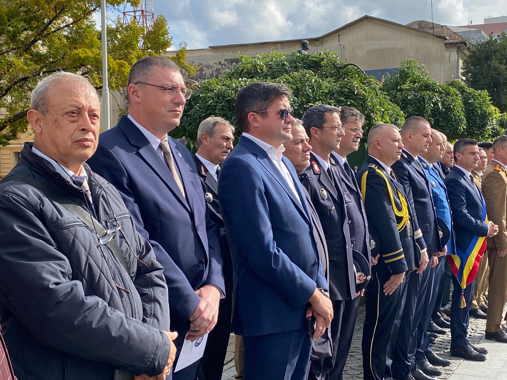 Oficialități prezente la ceremonia de Ziua Armatei de la Iași, printre care președintele Consiliului Județean, Costel Alexe, și prefectul Costel Dolachi