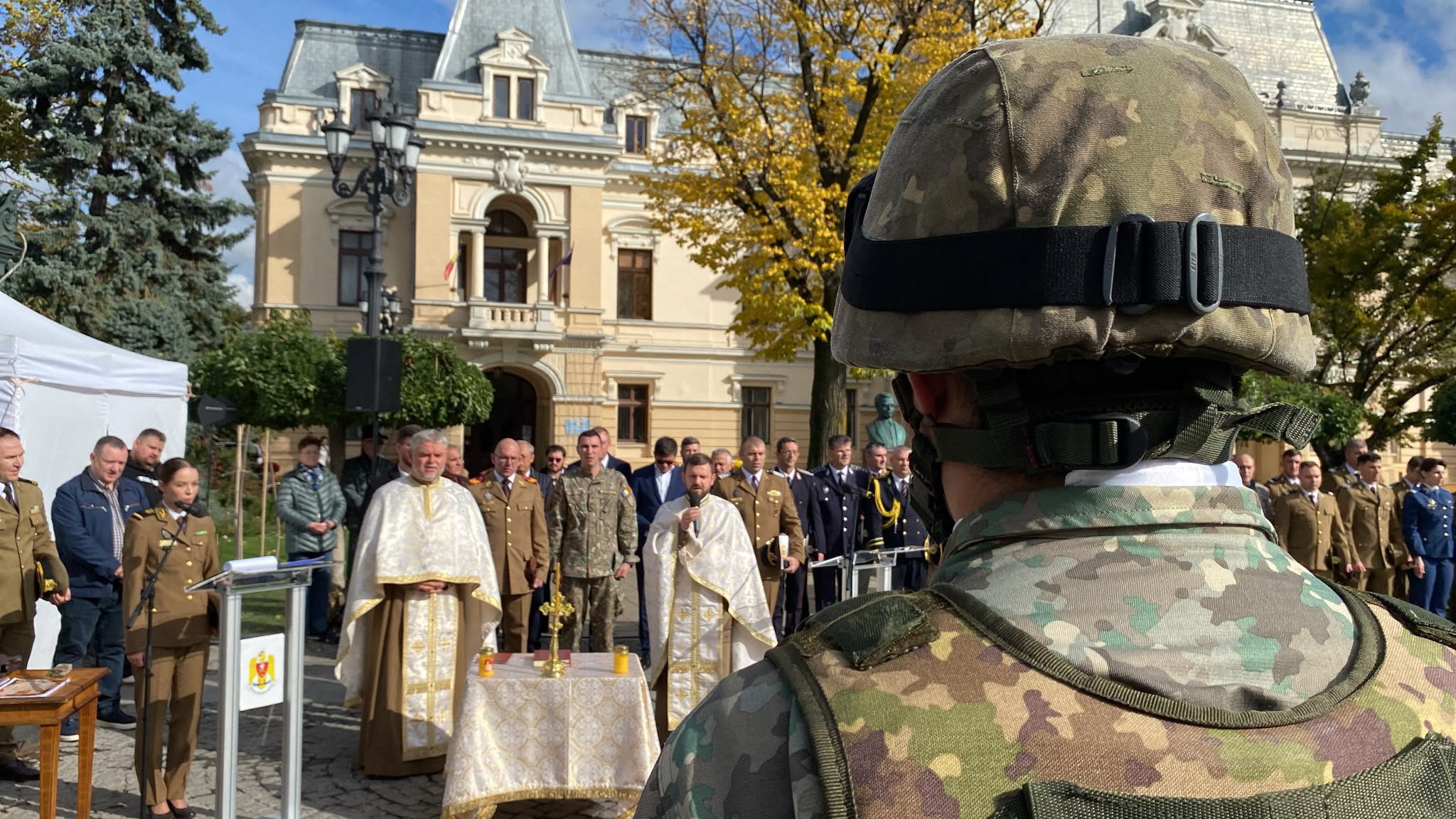 Preoți militari oficiind slujba de pomenire a eroilor în fața Primăriei Iași, de Ziua Armatei